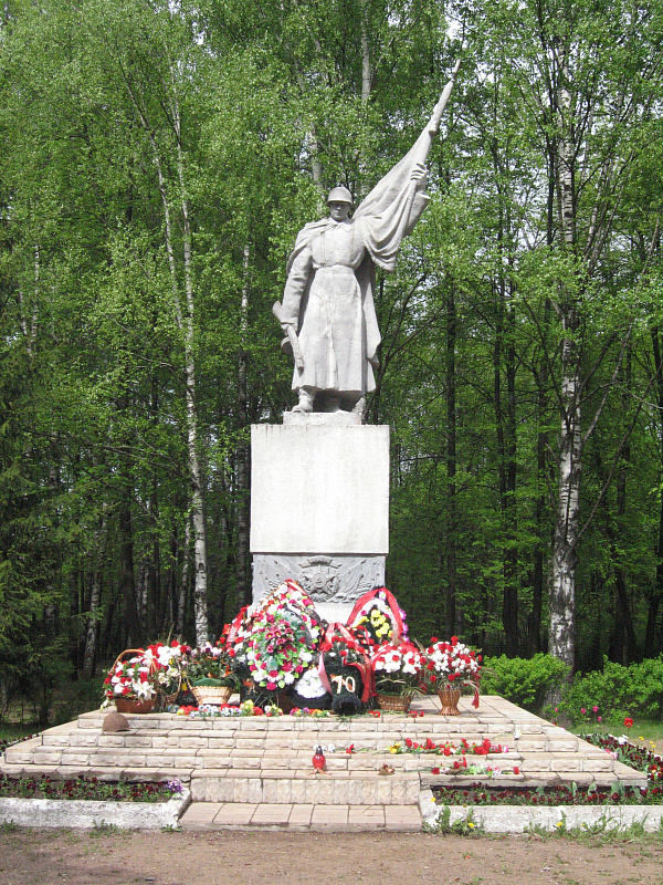 Памятник на воинском мемориальном кладбище г. Великие Луки.jpg